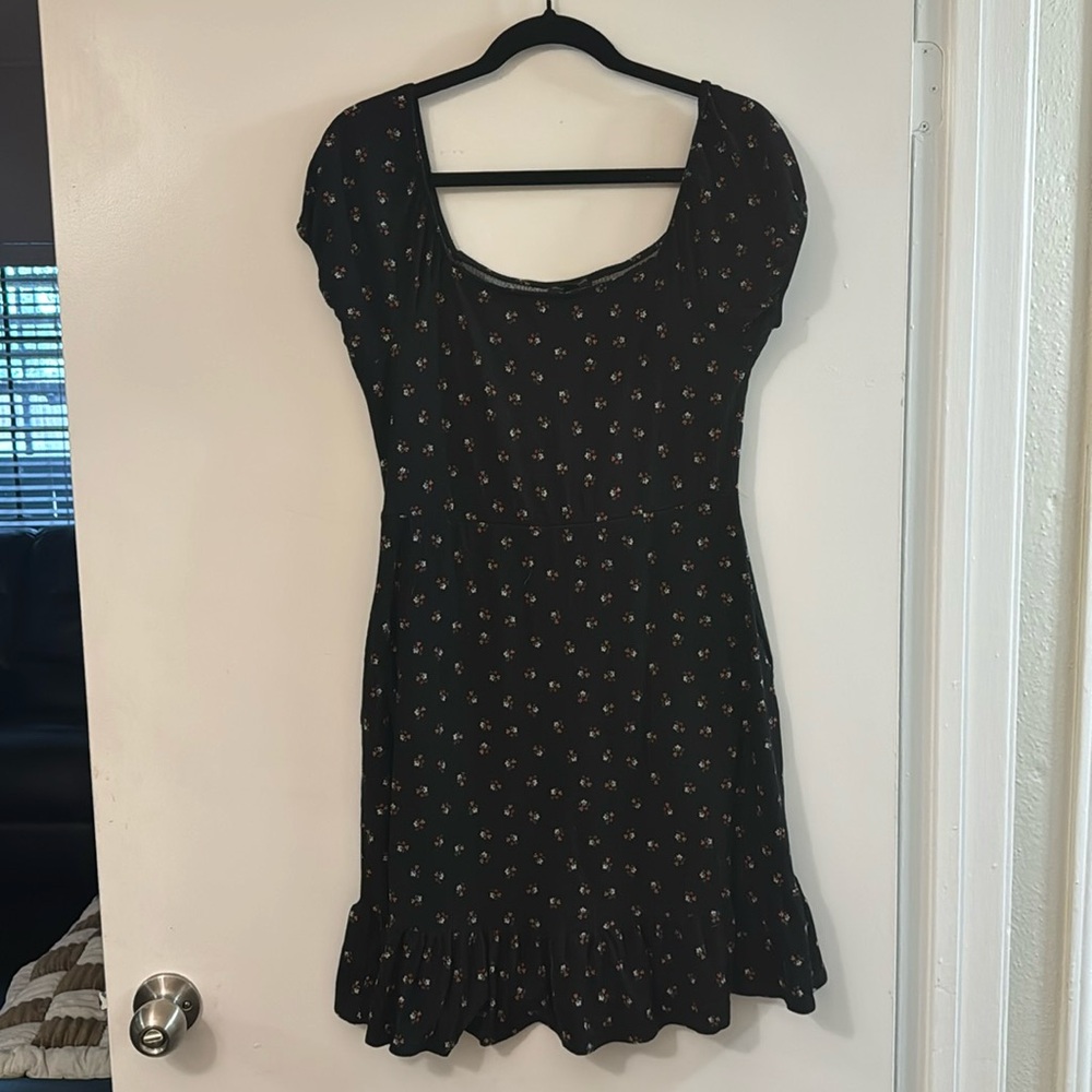 Mid thigh black floral dress with pockets